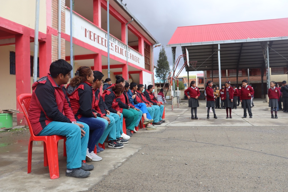 Se brindó atención médica y odontológica gratuita a estudiantes de nivel primario de la Unidad Educativa Mercedes Elio de Rivero, en la ciudad de El Alto.