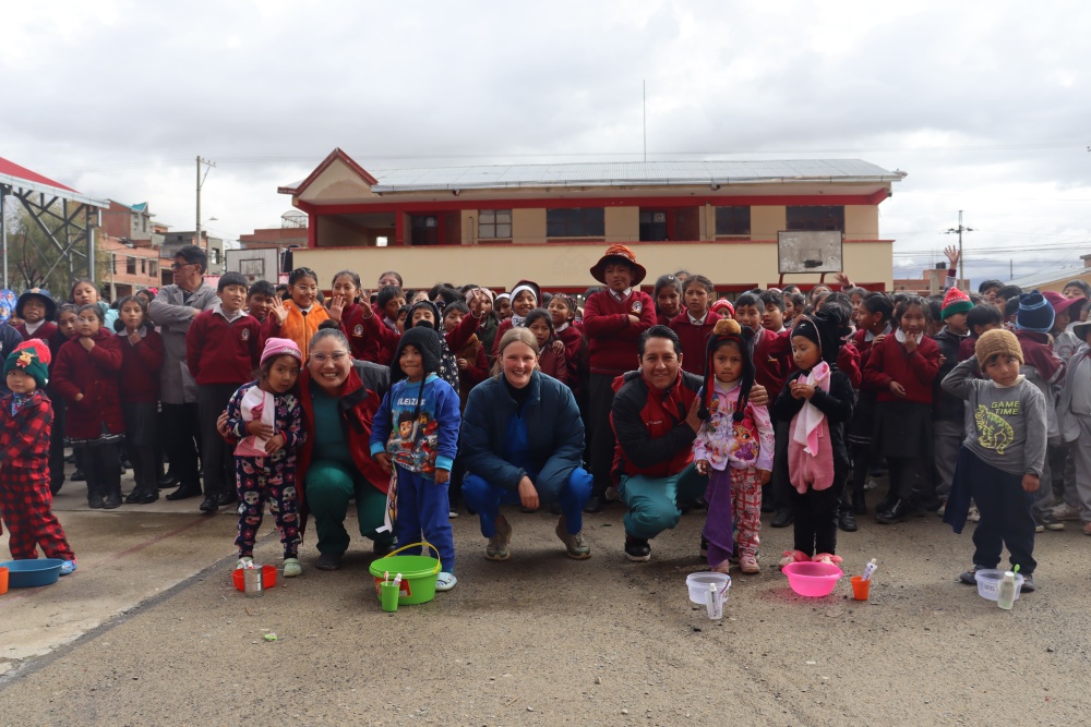 Se brindó atención médica y odontológica gratuita a estudiantes de nivel primario de la Unidad Educativa Mercedes Elio de Rivero, en la ciudad de El Alto.