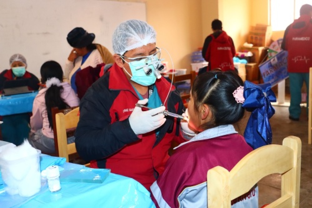 Se brindó atención médica y odontológica gratuita a estudiantes de nivel primario de la Unidad Educativa Mercedes Elio de Rivero, en la ciudad de El Alto.