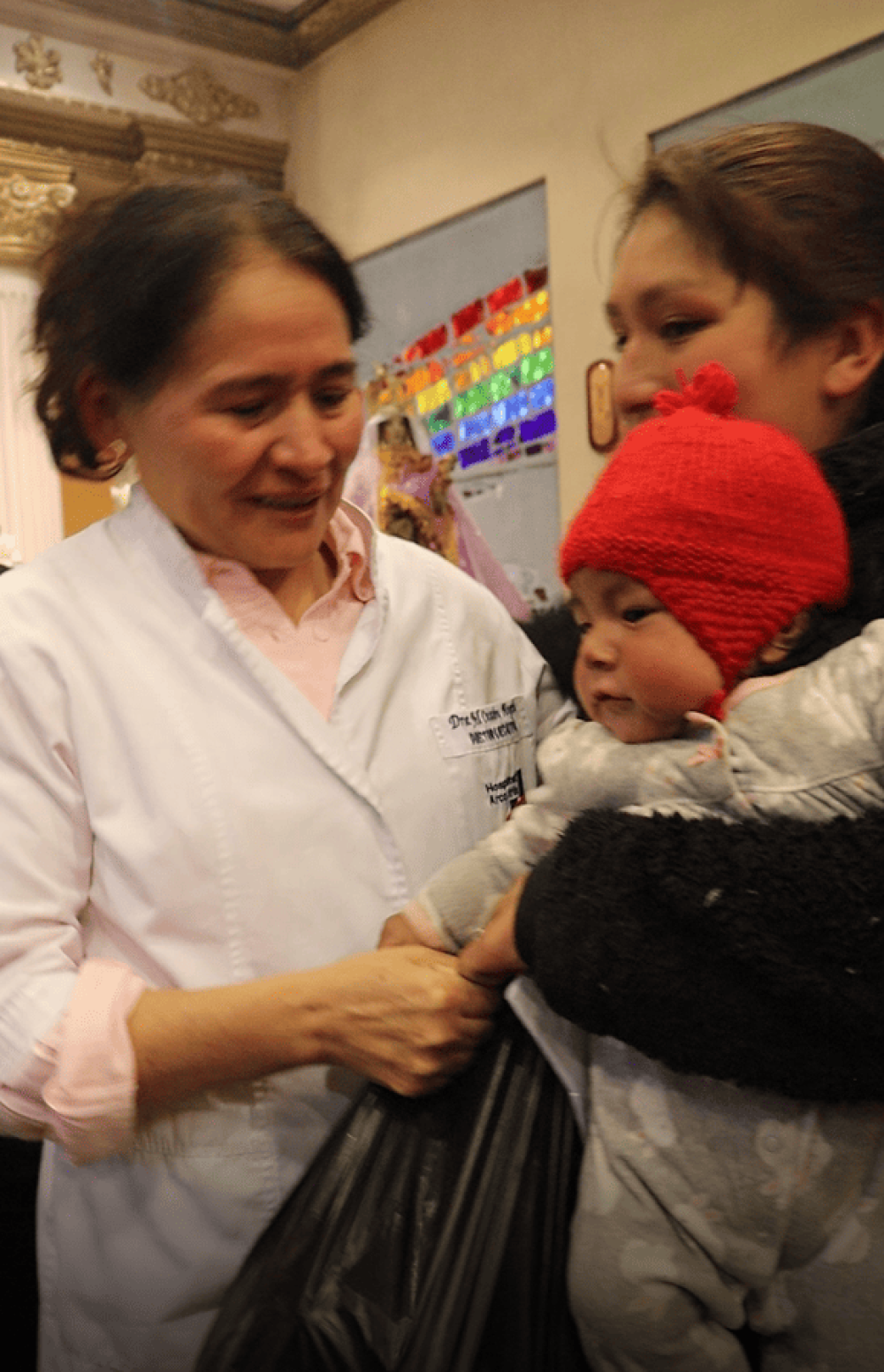 Hospital Arco Iris reafirma su compromiso social con la entrega solidaria de alimentos a más de 200 familias paceñas